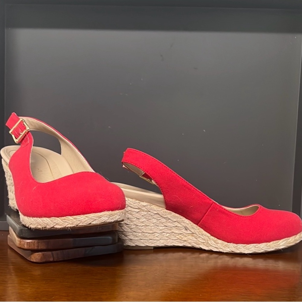 Women’s size 6 wide new without tags.  Never worn